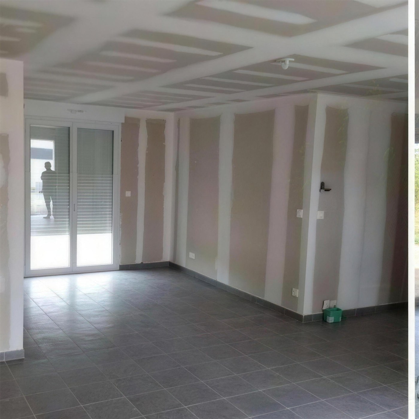 Avant : pièce en cours de finition, plaques de plâtre brutes